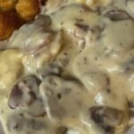 Bez obzira da li koristite već gotove kuglice iz prodavnice ili ih pripremate ručno, prvi korak je njihovo pečenje. Ako koristite air fryer, pecite kuglice 15 minuta na 200°C, dok ne dobiju zlatno-hrskavu koricu. U slučaju da nemate air fryer, kuglice možete staviti u rernu zagrejanu na istu temperaturu, raspoređene na papiru za pečenje. Pecite ih dok ne dobiju rumenu boju i hrskavost na površini. Ovaj deo recepta je odličan jer omogućava da kuglice pečete dok pripremate sos, što štedi vreme. Priprema sosa – srca ovog jela Dok se kuglice peku, prelazimo na najvažniji deo recepta – pripremu bogatog sosa. Koraci: Na malo ulja i par kašika vode, stavite pečurke da se dinstaju. Pečurke će pustiti vodu, pa ih dinstajte dok veći deo ne ispari. To traje oko 7–10 minuta. Kada voda gotovo potpuno uvri, dodajte sitno seckanu slaninu. Pržite sve zajedno još par minuta dok slanina ne postane blago hrskava i pusti svoju aromu. U posebnoj činiji pomešajte: 250 ml pavlake za kuvanje 1 kesicu začina za piletinu sa četiri vrste sira Mešajte dok se sve lepo ne sjedini. Dodajte ovu smesu u tiganj sa pečurkama i slaninom. Kuvajte na srednjoj vatri dok se sos ne zgusne – oko 5 minuta. Ovaj sos je bogat, kremast, ali zahvaljujući slanini i začinima – pun karaktera i dubine ukusa. Dodavanje kačkavalja – finalni dodir Poslednji korak u pripremi sosa je dodavanje rendanog kačkavalja. Umešajte 100 g narendanog kačkavalja direktno u sos. Mešajte dok se sir ne istopi i ne sjedini sa pavlakom, čime dobijate gust, sirast sos idealan za posluženje preko krompir kuglica. Sir dodaje i gustoću i aromu, a ujedno vezuje sve sastojke u harmoniju ukusa. Serviranje jela Predlog za serviranje: U tanjir prvo stavite porciju pečenih krompir kuglica. Preko njih bogato prelijte pripremljeni sos od pečuraka, slanine i sira. Po želji, možete posuti dodatno rendani sir, svež peršun ili malo mlevenog bibera. Jelo izgleda kao da je došlo iz rustične italijanske konobe, a ukus mu to i potvrđuje Ovaj recept je idealan primer kako jednostavne namirnice, kada se pravilno kombinuju, mogu rezultirati izuzetno ukusnim i zadovoljavajućim jelom. U samo pola sata, sa minimalno truda i veštine, dobićete ručak koji balansira hrskavost, kremastost i bogatstvo ukusa. Ako želite obrok koji će vas ugrejati, nahraniti i oduševiti, bez da prljate more sudova i provodite sate u kuhinji, ovaj brz recept za ručak je pravi izbor. Uživajte u svakom zalogaju! Prijatno!