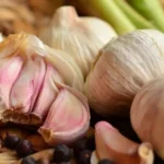 Naučno je dokazano da alicin, aktivni sastojak iz bijelog luka, može da ima efekat lijeka na enzime i da snizi visok pritisak. Takođe, bijeli luk ima moć da opusti krvne sudove i spreči proizvodnju angiotenzina, peptidnog hormona koji utiče na pojavu hronične hipertenzije. Sastojci: 200 ml 95% alkohola ili ruma (ako koristite alkohol, uzmite onaj koji ne sadrži metanol ili benzalkonijum hlorid) i 350 g bijelog luka. Priprema: Oljuštite luk, izgnječite ga viljuškom i prelijte alkoholom. Prespite mješavinu u sterilisanu staklenu bocu i ostavute da stoji 10 dana, piše Healthy Definition. Nakon toga, ocijedite tečnost iz flaše i ponovo je sipajte natrag u bocu. Čuvajte u frižideru. Upotreba: U čašu vode dodajte samo jednu kap mješavine i pijte prije doručka ili ručka. Uveče pred spavanje, dodajte 2-3 kapi u čašu vode, popijte i lezite. Napomena: Od navedene količine sastojaka, imaćete tinkturu oko 12 dana, i to je za ovu godinu sasvim dovoljno!