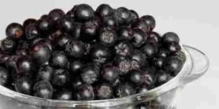 Aronija pomaže kod jačanja imunog sistema te je dobra hrana ili lek za decu i sportiste. Usporava procese starenja i ima antiseptičko dejstvo. Ovakvim sastavom aronija predstavlja hranu i lek koji umanjuje rizik od pojave mnogih bolesti, kao što su karcinom debelog creva, neaktivna jetra, kardiovaskularne bolesti, hronična zapaljenja, gastro problemi. Moguće je da antioksidanti pomažu u lečenju svih hroničnih bolesti, kao što su kanceri, srčana oboljenja. Postoji mnogo načina da se iskoriste plodovi aronije. Može da se koristi za pravljnje džema, soka, slatko, voćne salate ili vino. S obzirom da su bogati raznim vitaminima I mineralima, treba ih uvrstiti u svakodnevnu ishranu. Napravite sami sirup od ARONIJE Sve što vam je potrebno je: 2 kg bobica aronije 800g šećera litar vode 1 sveže isceđen limun. Priprema: Šećer i vodu sipajte u jednu šerpu I stavite na ringlu dok ne provri uz postepeno mešanje. Kada voda provri, dodajte 2 kg svežih bobica aronije. Mešajte konstantno sve dok smesa ne počne da kuva. Dok mešate sirup, pritiskajte bobice da bi se iz njih oslobodilo što više soka. Onda kada dostigne tačku ključanja, potrebno je da držite još par minuta šerpu na ringli. Nakon toga sklonite šerpu sa ringle i ostavite da se ohladi.