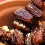 Olakšava porođaj Eksperiment koji su proveli na Sveučilištu za znanost i tehnologiju u Jordanu pokazali su da konzumiranje datulja četiri tjedna prije porođaja, može majkama olakšati porođajne bolove i umanjiti krvarenje. Žene koje su prije porođaja jele datulje, porodile su se lakše i brže, za razliku od onih žena koje nisu uzimale ovo voće. Osim toga, datulje su ženama pomogle da prebrode post porođajnu depresiju, te da proizvedu dovoljno mlijeka za bebu. Reguliraju tjelesnu težinu Zbog visokog udjela hranjivih tvari, datulje kod čovjeka izazivaju osjećaj sitosti i olakšavaju gubitak težine. Ako na prazan želudac uzmete datulje, ona će regulirati rad crijeva i organizmu dati potrebni šećer. Datulje nemaju kolesterola, ali imaju dosta šećera, pa biste se od pretjeranog uzimanja datulja mogli udebljati. Kilogram datulja sadrži blizu 3.000 kalorija što predstavlja minimum dnevnih potreba čovjeka koji je aktivan cijeli dan. Snižavaju kolesterol Datulje imaju sposobnost da smanje razinu LDL neželjenog kolesterola u tijelu. Zato je ovo izvrsna hrana za ljude s visokim kolesterolom, koji uzrokuje masne naslage u arterijama koje dovode do stvaranja krvnih ugrušaka i drugih srčanih bolesti. Jačaju srce Osobe za slabim srcem mogu koristiti ovo nevjerojatno voće. Tijekom noći potopite datulje sa sjemenkama u vodu. Ujutro ukloniti sjemenke iz datulja, sameljite ih u blenderu zajedno s vodom u kojoj su tijekom noći stajale. Ovaj lijek uzimajte nekoliko puta dnevno kako biste ojačali srce. Smanjuju krvni tlak Datulje su vrlo pogodna hrana za ljude koji pate od visokog krvnog tlaka. One sadrže vrlo malo sodija, a bogate su potazijem. Standardna porcija od pet ili šest datulja daje oko 80 miligrama magnezija, esencijalnog minerala koji doprinosi širenju krvnih žila. Istraživanja pokazuju da 370 miligrama magnezija dnevno može smanjiti krvni tlak. Štiti od moždanog udara Jedna od ključnih prednosti datulja je njihova sposobnost da reguliraju zdrav živčani sustav, zahvaljujući bogatom sadržaju kalija. Istraživanja su pokazala da veći unos kalija (oko 400 miligrama) može smanjiti rizik od moždanog udara za čak 40 posto. Hrana za mozak Datulje sadrže fosfor, a on igra važnu ulogu kao hrana za mozak. Iz tog razloga se datulje preporučuju u prehrani osoba koje se bave intelektualnim radom. Energetski stimulans Datulje su veliko energetsko pojačalo, jer sadrže prirodne šećere kao što su glukoza, saharoza i fruktoza. Maksimalan energetski učinak iz datulja izvući ćete ako ih pomiješate s mlijekom orašastih plodova. Ovaj hranjivi obrok ima vrlo malo kalorija, a dosta energetske vrijednosti. Povećava seksualnu izdržljivost kod oba spola, jer datulje jačaju tijelo i povećavaju razinu energije. Hrana za bebe Šećer iz datulja je vrsta šećera koja se najlakše otapa i probavlja, pa je on prikladan za novorođenčad, s tim da datulje trebaju biti usitnjene ili namočene u vodi prije davanja djetetu kako bi ih ono lakše pojelo. Suvremeni institut za hranu savjetuje da se djeci koja pate od prirodne nervoze ili hiperaktivnosti daju datulje. Idealna hrana za post Zanimljivo je da čak i doktori savjetuju pacijentima koji se liječe postom da post prekidaju prirodnim šećerom iz voća i vodom. S obzirom da je poznato kako datulje sadrže veliki udio šećera koji se lako apsorbira, onda je jasno da su datulje i voda najbolja hrana nakon posta. Jačaju zubnu caklinu Datulje sadrže fluor, koji je bitan mineral u borbi protiv karijesa, jer sprječava daljnje kvarenje zuba. Datulja se može dati maloj bebi kojoj rastu zubi da je siše. To će kod beba umanjiti bol u desnima. Vjeruje se da datulje imaju učinkovito djelovanje u liječenju raka, za što je zaslužan element selen kojeg ima u datuljama. Datulje su dobre za liječenje jetre i čišćenje organizma od otrovnih tvari. Uzimanje soka od datulja pomaže u liječenju grlobolje, različitih vrsta groznice i prehlade. Datulje su odličan lijek i protiv alkoholne omamljenosti. IZVOR: sirovahrana.hr