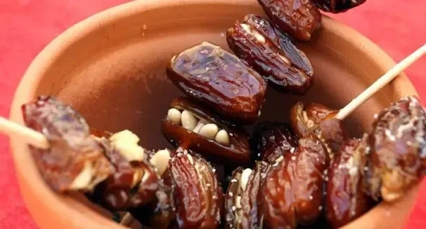 Olakšava porođaj Eksperiment koji su proveli na Sveučilištu za znanost i tehnologiju u Jordanu pokazali su da konzumiranje datulja četiri tjedna prije porođaja, može majkama olakšati porođajne bolove i umanjiti krvarenje. Žene koje su prije porođaja jele datulje, porodile su se lakše i brže, za razliku od onih žena koje nisu uzimale ovo voće. Osim toga, datulje su ženama pomogle da prebrode post porođajnu depresiju, te da proizvedu dovoljno mlijeka za bebu. Reguliraju tjelesnu težinu Zbog visokog udjela hranjivih tvari, datulje kod čovjeka izazivaju osjećaj sitosti i olakšavaju gubitak težine. Ako na prazan želudac uzmete datulje, ona će regulirati rad crijeva i organizmu dati potrebni šećer. Datulje nemaju kolesterola, ali imaju dosta šećera, pa biste se od pretjeranog uzimanja datulja mogli udebljati. Kilogram datulja sadrži blizu 3.000 kalorija što predstavlja minimum dnevnih potreba čovjeka koji je aktivan cijeli dan. Snižavaju kolesterol Datulje imaju sposobnost da smanje razinu LDL neželjenog kolesterola u tijelu. Zato je ovo izvrsna hrana za ljude s visokim kolesterolom, koji uzrokuje masne naslage u arterijama koje dovode do stvaranja krvnih ugrušaka i drugih srčanih bolesti. Jačaju srce Osobe za slabim srcem mogu koristiti ovo nevjerojatno voće. Tijekom noći potopite datulje sa sjemenkama u vodu. Ujutro ukloniti sjemenke iz datulja, sameljite ih u blenderu zajedno s vodom u kojoj su tijekom noći stajale. Ovaj lijek uzimajte nekoliko puta dnevno kako biste ojačali srce. Smanjuju krvni tlak Datulje su vrlo pogodna hrana za ljude koji pate od visokog krvnog tlaka. One sadrže vrlo malo sodija, a bogate su potazijem. Standardna porcija od pet ili šest datulja daje oko 80 miligrama magnezija, esencijalnog minerala koji doprinosi širenju krvnih žila. Istraživanja pokazuju da 370 miligrama magnezija dnevno može smanjiti krvni tlak. Štiti od moždanog udara Jedna od ključnih prednosti datulja je njihova sposobnost da reguliraju zdrav živčani sustav, zahvaljujući bogatom sadržaju kalija. Istraživanja su pokazala da veći unos kalija (oko 400 miligrama) može smanjiti rizik od moždanog udara za čak 40 posto. Hrana za mozak Datulje sadrže fosfor, a on igra važnu ulogu kao hrana za mozak. Iz tog razloga se datulje preporučuju u prehrani osoba koje se bave intelektualnim radom. Energetski stimulans Datulje su veliko energetsko pojačalo, jer sadrže prirodne šećere kao što su glukoza, saharoza i fruktoza. Maksimalan energetski učinak iz datulja izvući ćete ako ih pomiješate s mlijekom orašastih plodova. Ovaj hranjivi obrok ima vrlo malo kalorija, a dosta energetske vrijednosti. Povećava seksualnu izdržljivost kod oba spola, jer datulje jačaju tijelo i povećavaju razinu energije. Hrana za bebe Šećer iz datulja je vrsta šećera koja se najlakše otapa i probavlja, pa je on prikladan za novorođenčad, s tim da datulje trebaju biti usitnjene ili namočene u vodi prije davanja djetetu kako bi ih ono lakše pojelo. Suvremeni institut za hranu savjetuje da se djeci koja pate od prirodne nervoze ili hiperaktivnosti daju datulje. Idealna hrana za post Zanimljivo je da čak i doktori savjetuju pacijentima koji se liječe postom da post prekidaju prirodnim šećerom iz voća i vodom. S obzirom da je poznato kako datulje sadrže veliki udio šećera koji se lako apsorbira, onda je jasno da su datulje i voda najbolja hrana nakon posta. Jačaju zubnu caklinu Datulje sadrže fluor, koji je bitan mineral u borbi protiv karijesa, jer sprječava daljnje kvarenje zuba. Datulja se može dati maloj bebi kojoj rastu zubi da je siše. To će kod beba umanjiti bol u desnima. Vjeruje se da datulje imaju učinkovito djelovanje u liječenju raka, za što je zaslužan element selen kojeg ima u datuljama. Datulje su dobre za liječenje jetre i čišćenje organizma od otrovnih tvari. Uzimanje soka od datulja pomaže u liječenju grlobolje, različitih vrsta groznice i prehlade. Datulje su odličan lijek i protiv alkoholne omamljenosti. IZVOR: sirovahrana.hr