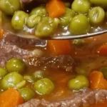 Grašak se savršeno uklapa sa mesom i povrćem, dok kombinacija slatke paprike i drugih začina stvara bogat i kompleksan ukus. Priprema ovog jela je jednostavna, ali rezultat je jelo koje će svi obožavati i koje će vas podsetiti na domaću, tradicionalnu kuhinju. Sastojci: Herbeauty now Mom Tattooed Her Baby's Entire Body - Now She Gets Slammed Online 307 × 600g junećeg buta 1 kg graška 2 glavice crnog luka 1 čen belog luka 3 veće šargarepe 2 kašike brašna 2 kašičice slatke paprike So Biber Ulje, mast U šerpu sipati ulje i dodati seckani luk kada se zagreje. Dinstati luk dok ne postane staklast pa dodati meso iseceno na kockice. Posoliti. Dinstati meso dok ima tečnosti na srednjoj temp. Dodati šargarepu isecenu na kockice i 100 ml vode i dalje dinstati 20 min. Kada tečnost ispari dodati brašno i papriku. Promešati, bice gusto pa dodajte oko 1l vode. Kada prokuva dodate grašak. Pričekati da proključa, pa smanjiti temperaturu. Dodati suvi začin I pobiberiti. Kuvati dok meso ne bude meko a grašak kuvan