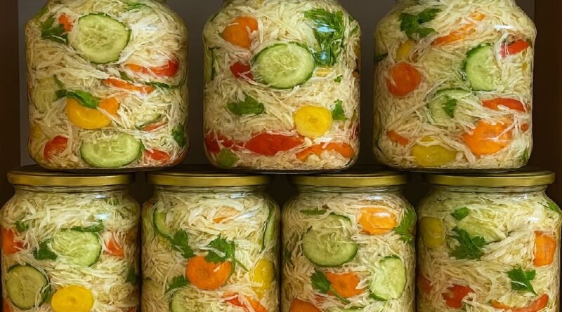 Ako tražite zdrav i starinski recept za zimnicu bez konzervansa i sirćeta, onda je mešana salata bez konzervansa pravi izbor! Ova salata se kiseli potpuno prirodno, kao kiseli kupus, i ostaje hrskava i osvežavajuća tokom cele zime. Priprema je jednostavna – povrće se isecka, posoli, ostavi da pusti sok i prirodnom fermentacijom postaje ukusna i zdrava salata koja je odličan prilog uz svako jelo. 📌 Potrebni sastojci 1 kg šargarepe 1 kg paprika 1 kg krastavacaZimnica bez konzervansaPrirodna zimnica 2 kg kupusa 1 kg zelenog paradajza ½ kg karfiola 200 g soli 📌 Priprema mešane salate – korak po korak Priprema povrća: Šargarepu krupno izrendajte.Kiseli kupusPovrće bez konzervansa Krastavce isecite na tanke kolutove. Papriku nasecite na trake. Zeleni paradajz i karfiol isecite na sitnije komade. Kupus isecite kao za salatu. Mešanje: Sve isečeno povrće sjedinite, dodajte so i dobro promešajte. Punjenje tegli: Mešavinu sipajte u staklene tegle, pritisnite i stavite plastične pritiskače. Fermentacija: Tegle stavite na dublji poslužavnik, prekrijte krpom i ostavite 2–3 dana da „rade“ i izbace višak tečnosti.Slani dodatakPrirodna zimnica Zatvaranje: Kada prestane da izbija tečnost, prekrijte celofanom i zatvorite. Tegle čuvajte na hladnom i tamnom mestu. Saveti Uvek koristite trećinu kupusa u odnosu na količinu povrća – on je ključ za prirodnu fermentaciju. Povrće možete kombinovati po želji (karfiol, celer, kornišoni, zelene paprike). Ne dodaje se sirće, vinobran ni konzervans – salata se kiseli potpuno prirodno. Najlepša je kada odstoji barem 3–4 nedelje i ukusi se sjedine. Ova mešana salata bez konzervansa je savršen prilog uz sarme, pečenja, suhomesnato ili bilo koje kuvano jelo. Osvežava i daje poseban ukus svakoj trpezi, a idealna je za ljubitelje zdrave, domaće hrane.Kiseli kupusPovrće bez konzervansa creativabox.com